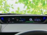 速度やシフト位置、充電状況などの情報がまとめて表示され、運転に必要な情報を確認しやすいレイアウトです。表示が見渡しやすく、日々の運転をサポートするメーターまわりです。