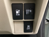 VSA装備車です。VSAはドライバーの操作と車の動きを見守っています。もし車の挙動が乱れたとき、4輪別々にブレーキをかけたり、エンジンパワーをしぼることによって車を安定させます。