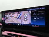 リアビューカメラ。全周囲カメラと相まってガイドラインとパークディスタンスコントロールで安全に車庫入れ可能。