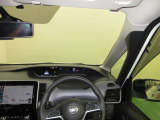 ドライバー目線で、使いやすく安全操作性と良好な視界を実現した運転席です。