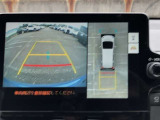車の全周囲の画像が表示されます。運転席から見づらい個所なども、上空から見たような映像で確認できます。映像のきりかえも出来、後方確認だけでなく大変便利な機能です。