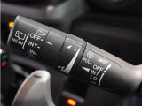【バリアブル間欠ワイパースイッチ】車速に応じてワイパーの間隔を自動的に調整する機能。雨の量や車速に応じてワイパーの間隔を最適化し、視界を確保することができます。