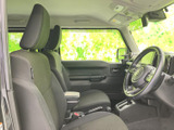 運転席と助手席は見晴らしのよい着座位置で、前方や左右の状況を確認しやすい室内です。シートは落ち着いた色合いで、乗り降りの際にも室内全体をすっきりと感じていただけます。