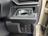 【カップホルダー】エアコン吹き出し口下部に設置されていますので使いやすさバッチリ!運転席から手の届くちょうどの位置です!