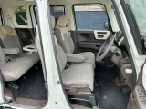 フロントシートです!!ベンチシートなので座席の移動もスムーズに出来ます!!足元も広く運転も楽ですよ!!