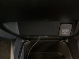 アクセサリーソケットはUSBのアダプターなどをつければ、スマホの充電にも使えます。周辺には物が置けるボックスがついています。