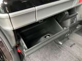 車検証ケースを収納できるグローブBOX
