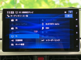 オーディオソースが一覧で表示され、使いたい音源を画面上で選びやすい構成です。ラジオやテレビをはじめ、複数の接続方法が並び、普段の移動時間を好みの音で過ごせます。