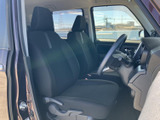 前席は視界が開け、運転席と助手席それぞれにゆとりある着座スペースを確保しています。座面や背もたれは落ち着いた色合いで、日常の移動も気持ちよくお過ごしいただけます。