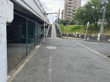 国道本線側道にて橋を渡っていただき