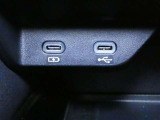 充電用USB端子付き。スマートフォンなどの充電に便利です。