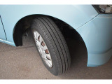 タイヤサイズは155/70R13です。