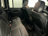 【リアシート】屋根までの高さがある車のため、大人の方でも圧迫感が少なく乗車出来ます。足元は広く取られているため、ゆったりとお乗り頂けます。