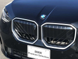 左右のキドニー・グリルの中心にはBMWのエンブレムが鎮座し、個性を放つデザイン性を兼ね備えました。