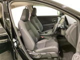 女性でも運転がしやすいように、シートの高さ調整機能(シートリフター)がついています。広い足元にゆったり座れるシートには肘掛も装備しており長距離の運転でも疲れにくいシートです。