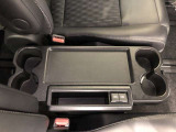 運転席用・助手席用と後席用にもカップホルダーを装備しています。ドリンクだけでなく、色々な小物の置き場所としても大変便利です。