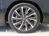 純正のアルミホイール装着車です。タイヤサイズは225/45R18です。