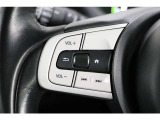 ハンドル左部分でオーディオ操作が可能。そのため、運転中でも目線をずらさずに安全運転♪スマートフォンを接続してハンズフリー通話も可能です。
