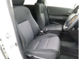 高いホールド性で運転姿勢が安定します。長距離ドライブでも疲れにくいのが魅力です。快適なドライビングライフをお送りください♪