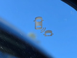 斜め後ろの死角にいる車両の存在を光って知らせてくれる機能です。車線変更時の安全運転をスマートにサポートいたします。