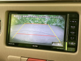 後退時には映像が確認でき、安全でスムーズな後退をサポート。駐車場での運転支援に役立つ便利な装備です。