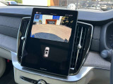 囲われた空間からの発車時などフロントカメラで確認できます。