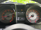 視認性の高いメーターパネルは、走行情報をひと目で確認でき、ドライバーの運転をサポートしてくれる頼れる存在です。デジタル表示とアナログ表示が組み合わさり、機能性とデザイン性を両立しています。