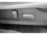 運転席パワーシート 電動シート採用で細かい微調整ができ、ドライビングポジションにしっかり合わせることで疲労軽減や事故防止につながります♪♪