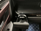 【助手席ドリンクホルダー】使いやすさに配慮したドリンクホルダー