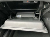グローブボックスは奥行きがありたっぷり収納。お子様のお出かけグッズなどもストックしておけます。