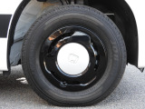 ★右前タイヤ★シルバー&ブラックのフルホイールキャップを装着!!タイヤ詳細145/80R 12インチでタイヤの溝は、 6mmございます。