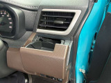 運転席側には使いやすい位置にドリンクホルダーを装備。四角い形状なので紙パック飲料も置けて使い勝手抜群!