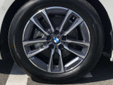 BMW純正アルミホイール。洗練されたデザインで、足元の個性を引き立てます。