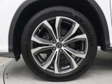 純正アルミホイールは精度が高く、走行の安定性が優れています。タイヤサイズ235/55R20