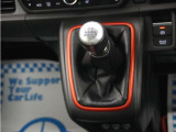 電子制御パーキングブレーキ搭載で指一本で簡単に操作することができます。さらに停車中に、ブレーキペダルを踏み続けなくても、自動的にブレーキを保持する機能である、オートマチックブレーキホールド付きです。