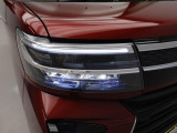 LEDヘッドライト 白く明るい光で夜間走行の安心感を高めます。カスタムグレードは、乗車人数や荷物の量に応じて、照射軸の上下方向を自動調節するオートレベリング機能付です。