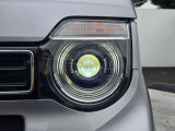 視認性を高め、夜間走行を支えるLEDヘッドライトを装備しています。