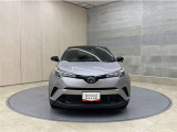 お車購入のポイントとなるフロントマスクです!シャープな目つきが印象的なデザインのヘッドランプです。