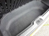 フロアの下にも荷物などを収納できるサブトランクも備えています。荷室内で散らかりがちな荷物を整理整頓なんてのもイイですね♪