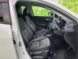 前席は身体を預けやすい形状で、運転席から前方や周囲を確認しやすい空間です。落ち着いた色合いでまとまり、乗り降りの際にもゆとりを感じられる、日常使いにうれしい室内です。