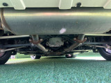 納車前にお車を持ち上げて入念に点検いたします。