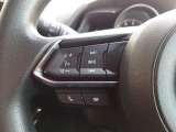 【ステアリングスイッチ】ステアリングスイッチは運転姿勢や視線を崩さずに操作が可能です。左側にはオーディオ類があります。
