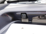 後退時に車両の後ろ側をモニター画面に表示します。車庫入れなどでバックする際に後方確認ができて便利です。車庫入れが苦手な人もこれで安心。