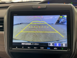 【バックカメラ】運転が苦手な方も車庫入れラクラクです!ギアをリバースに入れれば自動的に切り換わりますので、面倒な操作は不要です♪狭い駐車場もお車を傷つけず安心ですね!