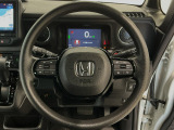 運転にかかわる様々な操作を安全に行えるように視点移動が少なく操作性に配慮されたスイッチ類が凝縮されたコクピットです。