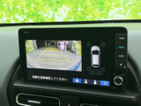 後方の映像に加え、車両周囲を示す表示や駐車の目安となるラインも確認できます。駐車時の後方確認をサポートし、狭い場所への出入りや車庫入れの際にも役立つ装備です。