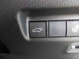 【パワーバックドアスイッチ】運転席からスイッチ操作でバックドアを自動開閉でき、とても便利です!