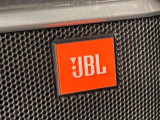 【JBLサウンドシステム】メーカーオプションの高品位サウンドシステムを搭載。専用のチューニングが施された大小様々なスピーカーから良質なサウンドが奏でられ、臨場感あふれる音響空間を演出します。