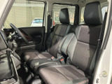 前席はゆとりある座面と背もたれで、運転席・助手席とも落ち着いて座れる空間です。窓から周囲を見渡しやすく、シートの落ち着いた色合いとドアのアクセントが、車内に統一感をもたらしています。