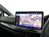バックモニター搭載で車庫入れ安心!バック中の死角部分がモニターに映し出されるので安全性アップ!前後パークセンサーとバックカメラで車庫入れも安心です。